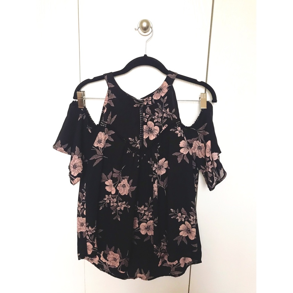 🖤NEW LISTING🖤 Black sheer floral top.